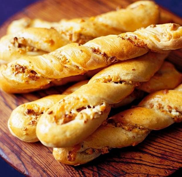 Nut & cheese twists