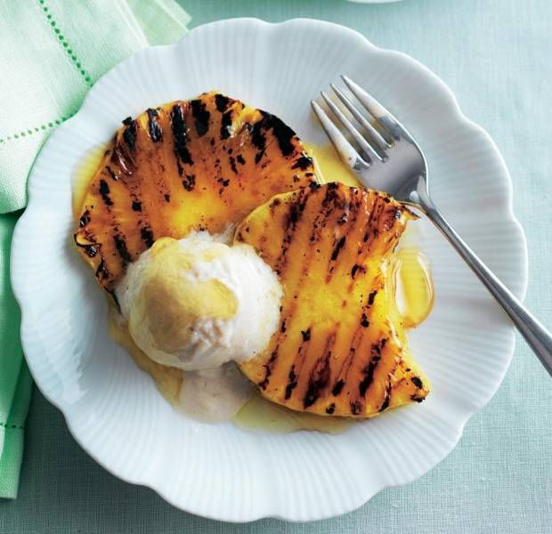 Banana frozen yogurt with grilled pineapple slices