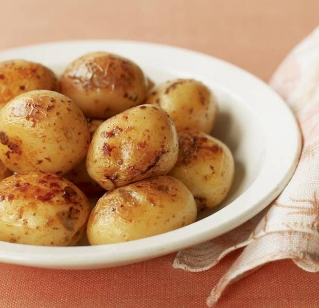 Oven-cooked new potatoes