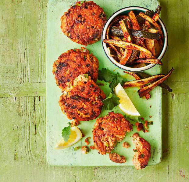 Salmon burgers with courgette fries