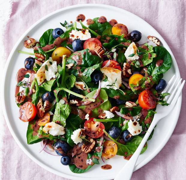Goat's cheese and spinach salad with blueberry vinaigrette