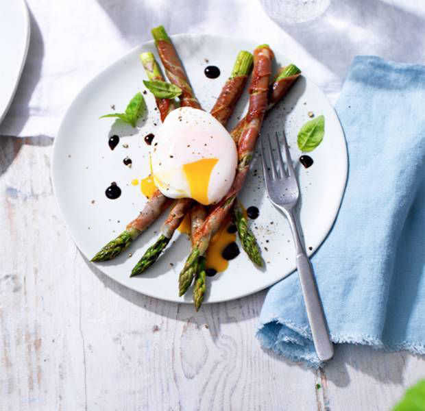 Ham-wrapped asparagus with poached egg