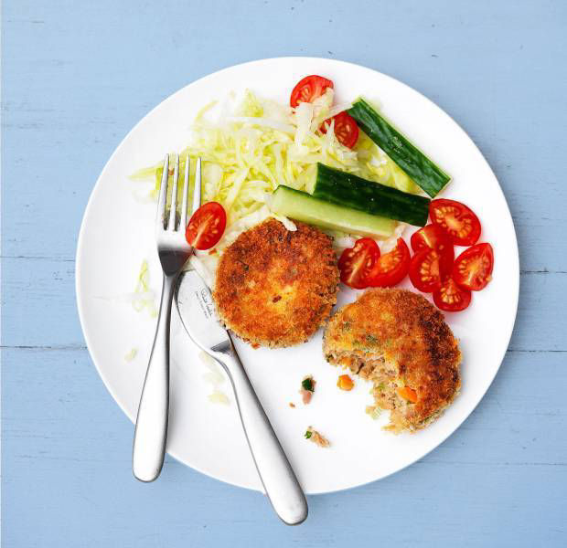 Asian-style tuna cakes with salad