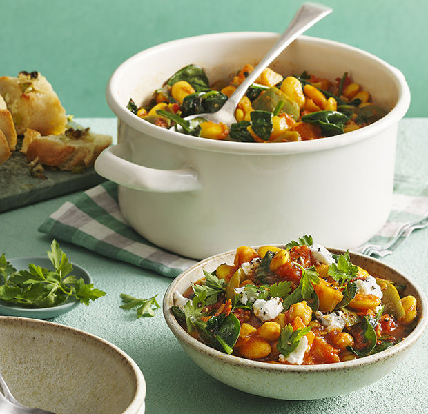 Chickpea stew with garlic baguette