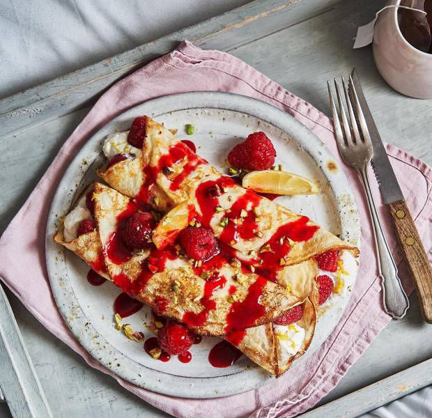Pancakes with ricotta and raspberries