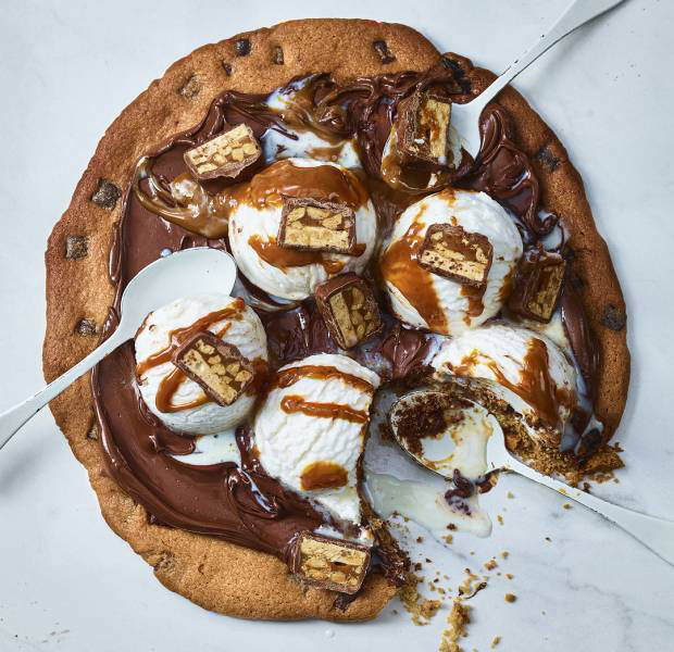 Snickers cookie pizza